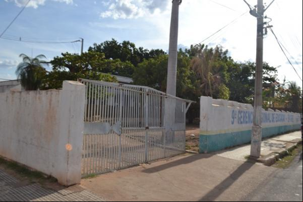 Portão de entrada do prédio está quedrado.(Imagem:José Maria Barros/GP1)
