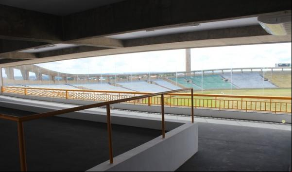 Espaço para cadeirantes e rampas de o já estão pronto. Gramado precisará de ajustes.(Imagem:Wenner Tito)