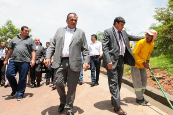 Governador visita obras de pavimentação asfaltica.(Imagem:Jorge Henrique Bastos)