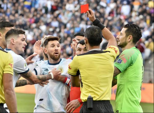 Messi é expulso após confusão com Medel.(Imagem:Marcos Ribolli)