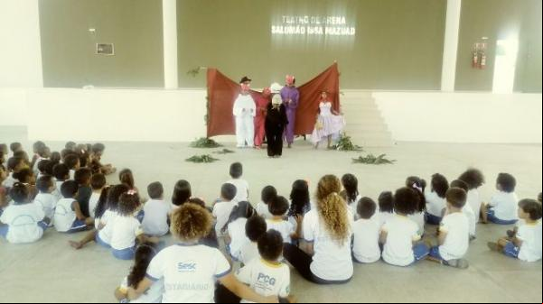 Crianças da educação infantil participam de espetáculo de teatro na arena SESC.(Imagem:FlorianoNews)