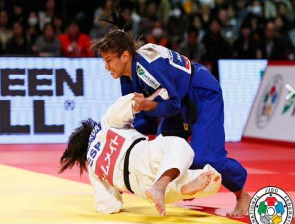 Sarah enfrenta rivais com autoridade e é bronze em Tóquio.(Imagem:florianonews.piauiconectado.com)