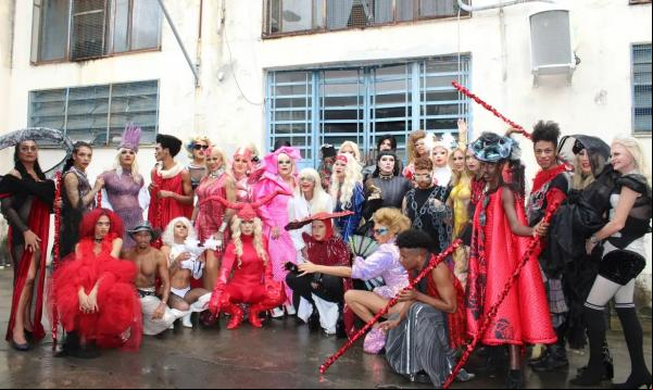 Drags após desfile na Central do Brasil em homenagem a Lady Gaga.(Imagem:Supervia/Divulgação)