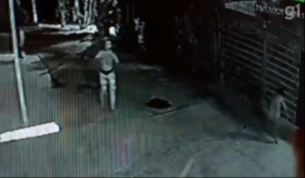 Uma criança de 8 anos foi baleada nas mãos durante uma troca de tiros entre a Polícia Militar e um homem de 20 anos na rua São Vicente de Paula, no município de Parnaíba, distante(Imagem:Reprodução)