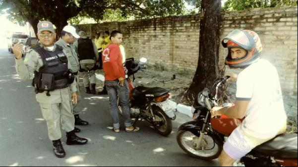 Polícia Militar e SUTRAN realizam blitz no centro de Floriano.(Imagem:FlorianoNews)
