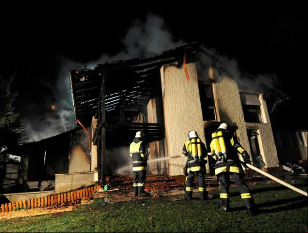 A causa do incêndio é desconhecida e a perda foi total. Jogador e família am bem. (Imagem:(Foto: EFE))