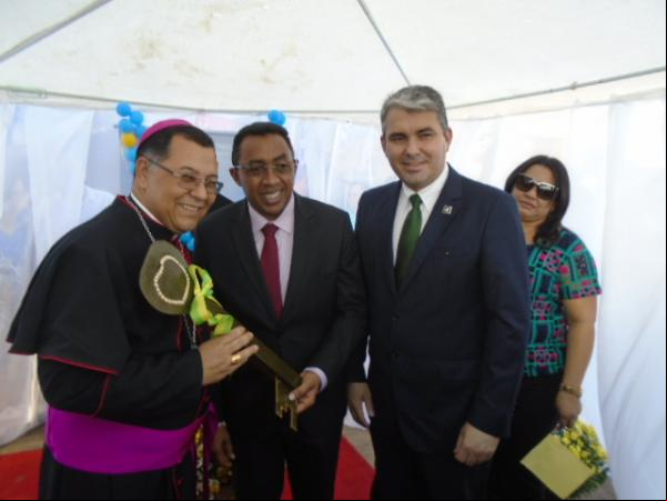 Dom Edivalter recebe as chaves da cidade.(Imagem:FlorianoNews)