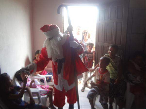 Papai Noel distribuiu presentes para crianças em Floriano.(Imagem:FlorianoNews)