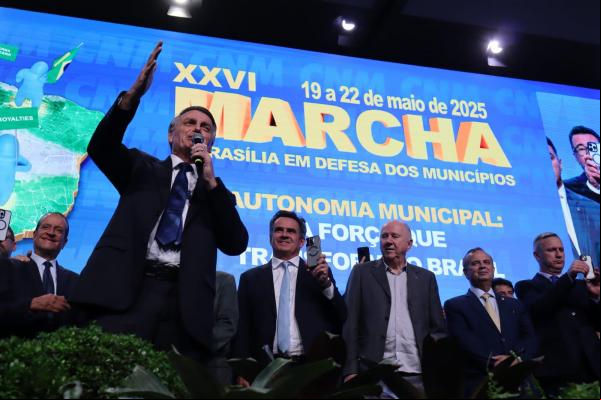 Ciro Nogueira discursa na Marcha dos Prefeitos e leva Jair Bolsonaro, que é aplaudido(Imagem:Ascom)