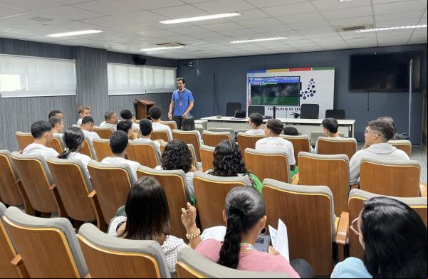 Os alunos participaram de palestras ministradas por especialistas da empresa, abordando temas essenciais para a formação profissional.(Imagem:Divulgação)