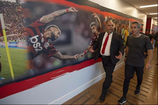 Paulo Sousa em visita ao Ninho na sexta-feira.(Imagem:Alexandre Vidal / CRF )