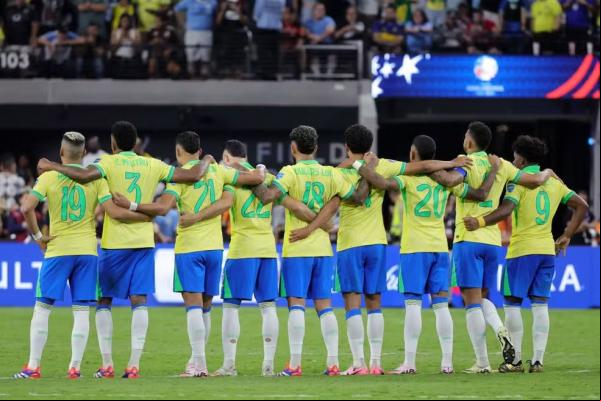Jogadores da seleção brasileira unidos antes de pênaltis contra o Uruguai.(Imagem:Ethan Miller/Getty Images)