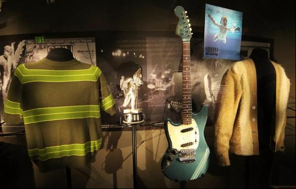 Guitarra azul de Kurt Cobain é vendida por R$ 22 milhões em leilão(Imagem:Reprodução)