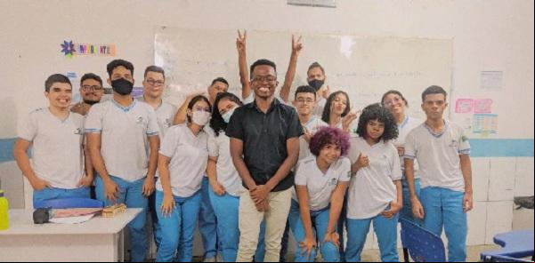 Kaire Aguiar e seu alunos.(Imagem:Redes sociais)