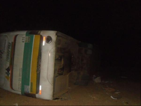 Ônibus tomba na rotatória da BR-230 e deixa ageiros feridos em Floriano(Imagem:FlorianoNews)