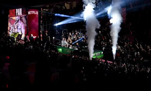 Jake Paul entra na arena em carro conversível.(Imagem:Stephen McCarthy/Sportsfile via Getty Images)