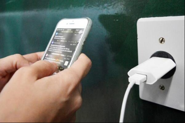 Celular ligado à tomada apresenta grande risco de acidente elétrico.(Imagem:Ascom/MHUE)