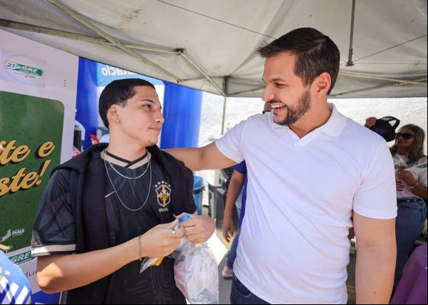 Secretário e estudante.(Imagem:Divulgação)