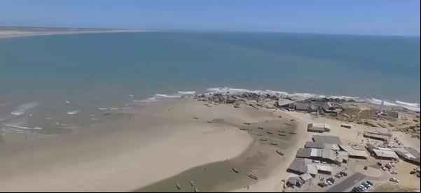 Moradores e comerciantes da praia Pedra do Sal no PI sofrem há 8 anos com abastecimento irregular de água.(Imagem:Reprodução )