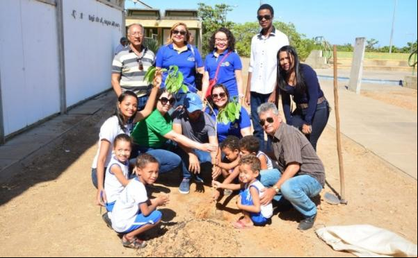 SEMAN realiza o plantio de 14 mudas em escolas municipais de Floriano.(Imagem:Secom)
