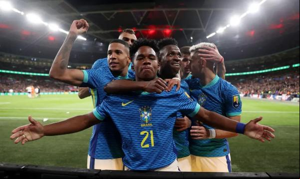 Endrick, de 17 anos, marca o primeiro gol dele pela seleção.(Imagem:REUTERS/Carl Recine)