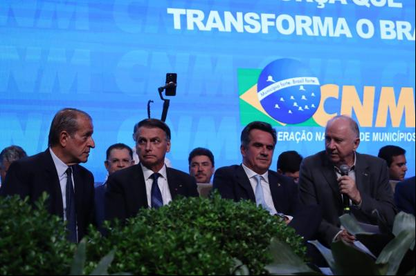 Ciro Nogueira discursa na Marcha dos Prefeitos e leva Jair Bolsonaro, que é aplaudido(Imagem:Ascom)