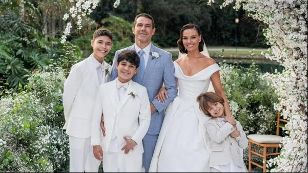 Marcus Buaiz e Isis Valverde com os filhos.(Imagem: Pedro Fonseca)