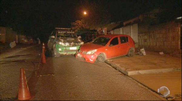 Policiais batem viatura durante perseguição a suspeitos de praticar assaltos.(Imagem:Cidade Verde)