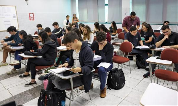Alunos do colégio Galois em sala de aula na preparação dos últimos dias antes da prova do Enem 2024.(Imagem:José Cruz/Agência Brasil)