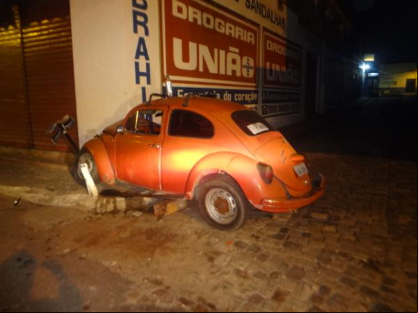 Fusca se chocou em placa de informação na Av. Getúlio Vargas em Floriano.(Imagem:FlorianoNews)