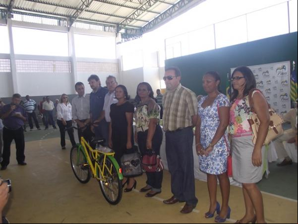 Alunos de Floriano recebem bicicletas do Projeto Pedala Piauí.(Imagem:FlorianoNews)