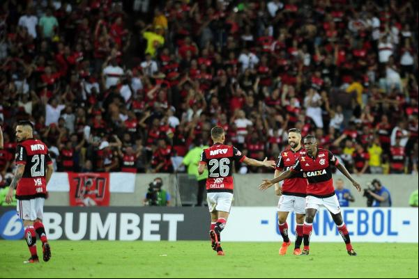 Juan cumprimenta Cuéllar.(Imagem:Futura Press))