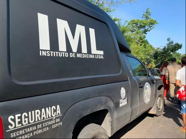 IML de Teresina removeu o corpo.(Imagem:Laura Moura/g1 PI)