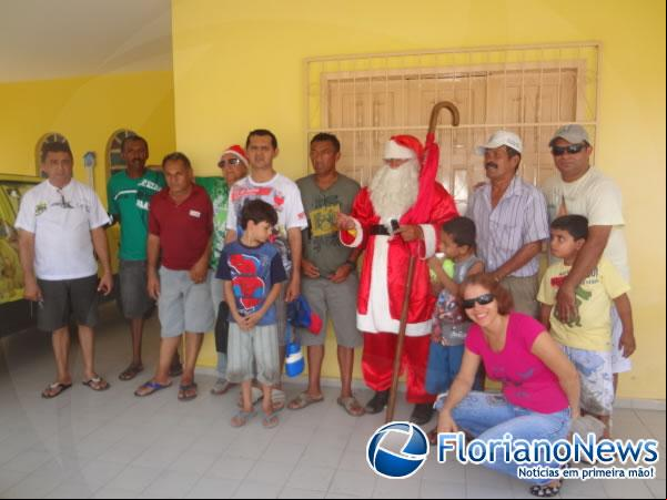 Papai Noel distribuiu bombons e abraços, fazendo a alegria das crianças em Floriano. (Imagem:FlorianoNews)