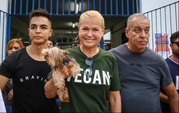 Xuxa se explica após ser acusada de furar fila em votação.(Imagem:André Horta/ Brazil News)