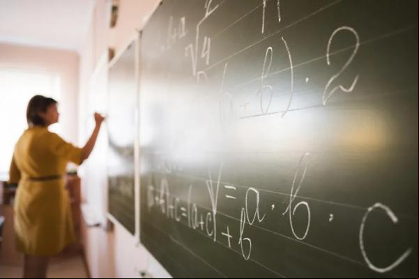 Governo do estado anuncia bonificação quadrimestral à professores e servidores istrativos da Educação.(Imagem:Freepik)