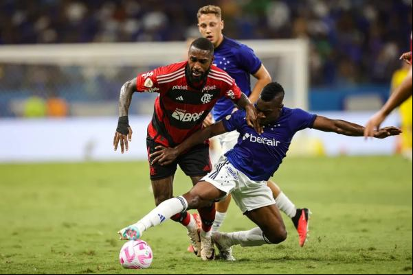 Palacios, lateral do Cruzeiro, disputa a bola com Gerson, do Flamengo.(Imagem:Gilson Lobo/AGIF)