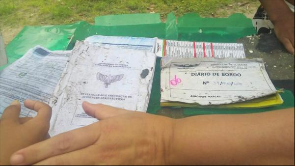 Documentos do avião encontrados no local do acidente em Sergipe.(Imagem:Reprodução/Jornal Hoje)