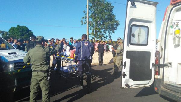 Mulher teve ferimentos e foi socorrida pelo Samu.(Imagem:Patrícia Andrade/G1)