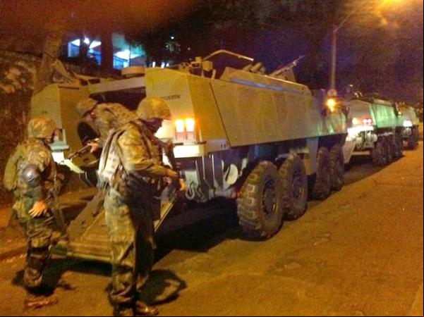Pelo menos 50 militares circulam no entorno do batalhão (Imagem:Bernardo Tabak/G1)