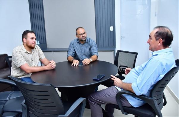 Vereador Joab Curvina e prefeito Antônio Reis discutem obras e programas em reunião.(Imagem:Reprodução/Instagram)
