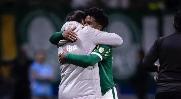 Endrick abraça Abel Ferreira após sua ultima partida pelo Palmeiras contra San Lorenzo; jogo foi válido pela última rodada da fase de grupos da Libertadores da América 2024.(Imagem:Reprodução/Instagram)