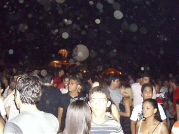 A multidão estava animada com a cantora de forró(Imagem:Léo Miranda)