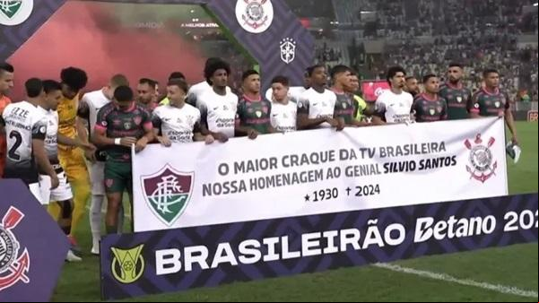 Jogadores de Fluminense e Corinthians se unem em homenagem para Silvio Santos(Imagem:Reprodução/Premiere)