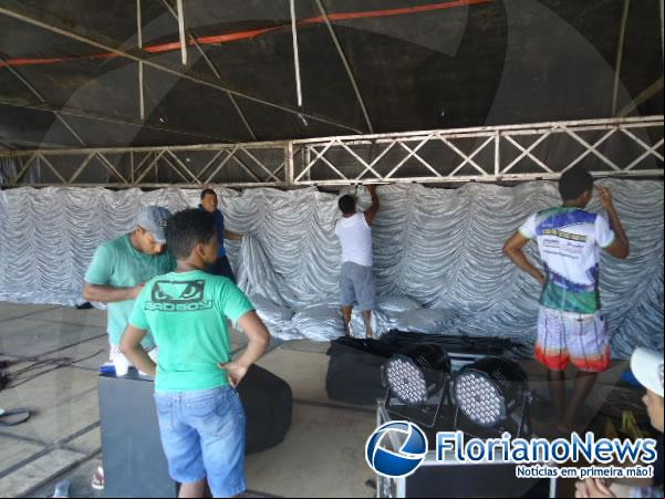 Palco para festa de aniversário do Programa Comando Geral já está sendo montado.(Imagem:FlorianoNews)