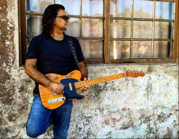 Paulinho Barcellos expõe na guitarra sentimentos do mundo do artista no álbum solo autoral My world(Imagem:Divulgação)