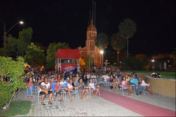 Projeto leva sessões gratuitas de cinema para florianense na praça pública.(Imagem:Waldemir Miranda)