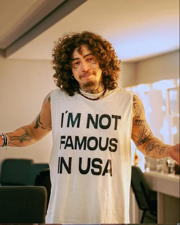 Whindersson Nunes usa camiseta inspirada na de Vincent Martella, o Greg de