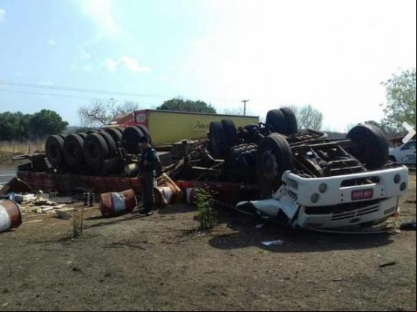 Pneu de caminhão estoura e uma pessoa morre em capotamento na BR-316(Imagem:florianonews.piauiconectado.com)