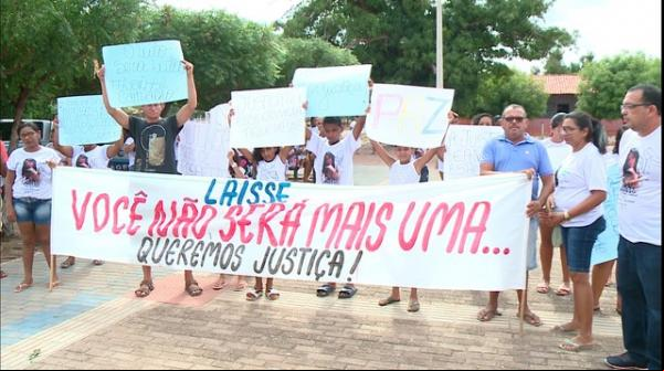 Família e amigos de Laisse pediram justiça durante protesto em Nazária.(Imagem:Reprodução/ TV Clube)